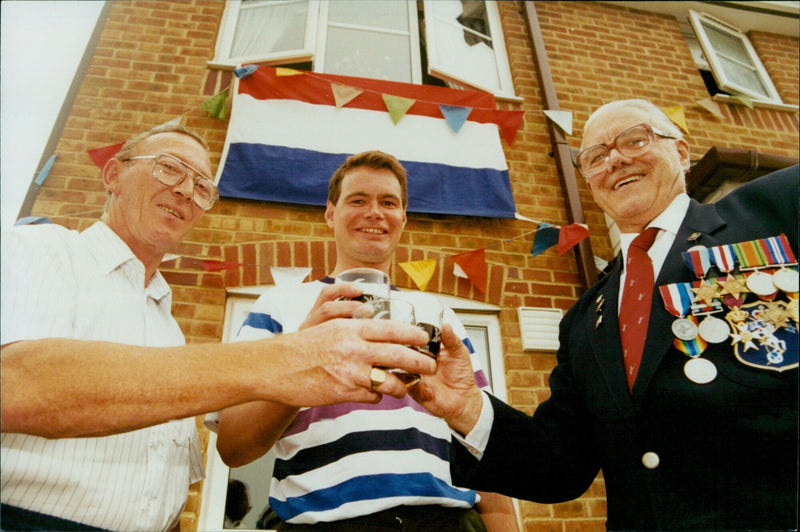 Frank Stilwell welcomes Dutch visitors to Oxford. - Vintage Photograph