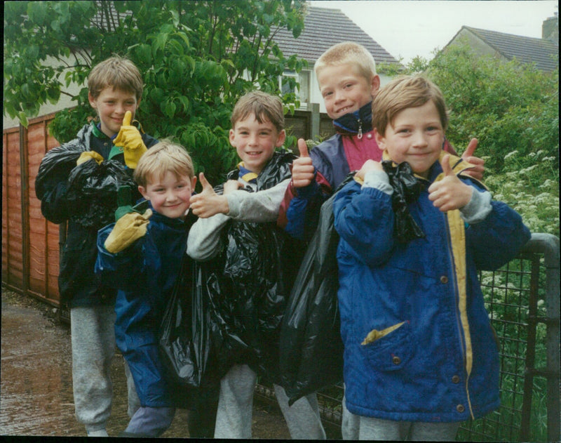 The 43rd Oxford Beaver Scouts picking up litter in Old Marston, Oxford. - Vintage Photograph