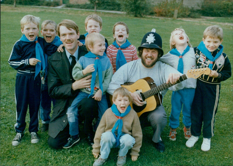 The 5th Oxford Beavers sponsored sing-song in aid of the Animal Rescue Service. - Vintage Photograph