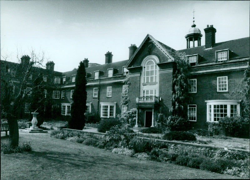 Oxford University student Darren Fletcher stands outside St Hugh's College. - Vintage Photograph