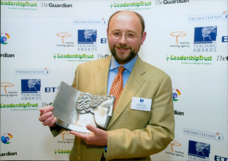 Richard Samuelson, Teaching Assistant of the Year, receives his award from the LeadershipTrust The Guardian PROMETHEAN teacher training agency TEACHING AWARDS. - Vintage Photograph