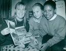 South African teacher Bridget Walters visits St Christopher First School with Daisy Jagarman and Kerishia Parris of Ash Class. - Vintage Photograph