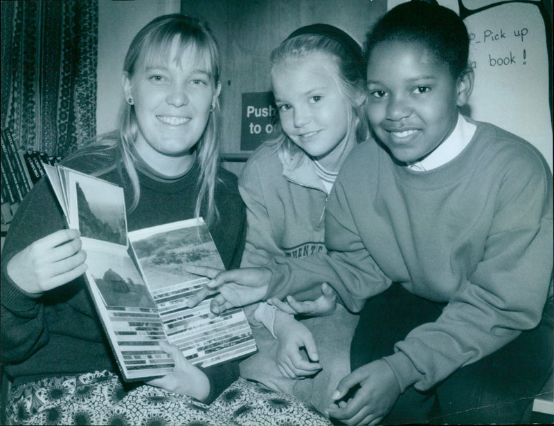 South African teacher Bridget Walters visits St Christopher First School with Daisy Jagarman and Kerishia Parris of Ash Class. - Vintage Photograph