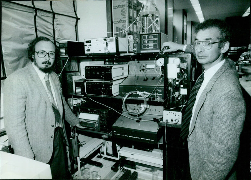 Oxford scientists announce breakthrough in the fight against Aids virus. - Vintage Photograph