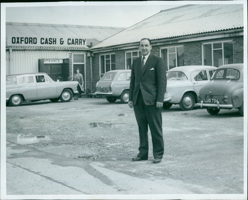 Customers shop for goods at Oxford Cash and Carry, the first wholesale supermarket in Oxford. - Vintage Photograph