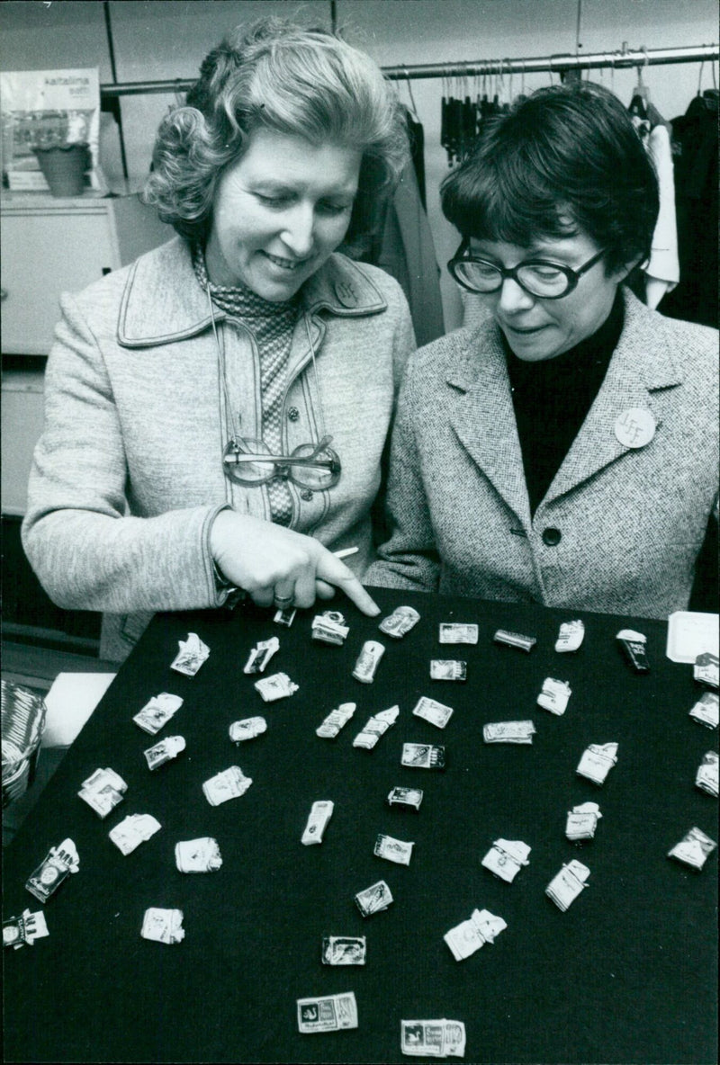 Mrs. Altmann and Mrs. Agius share lunch in a park. - Vintage Photograph