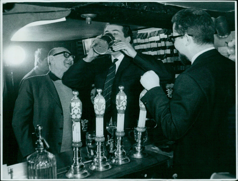 Bud Flanagan and TV interviewer, David Lloyd, visit the Bear Inn in Oxford. - Vintage Photograph