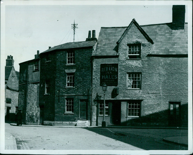 The Red Lion Inn in Oxford, England. - Vintage Photograph