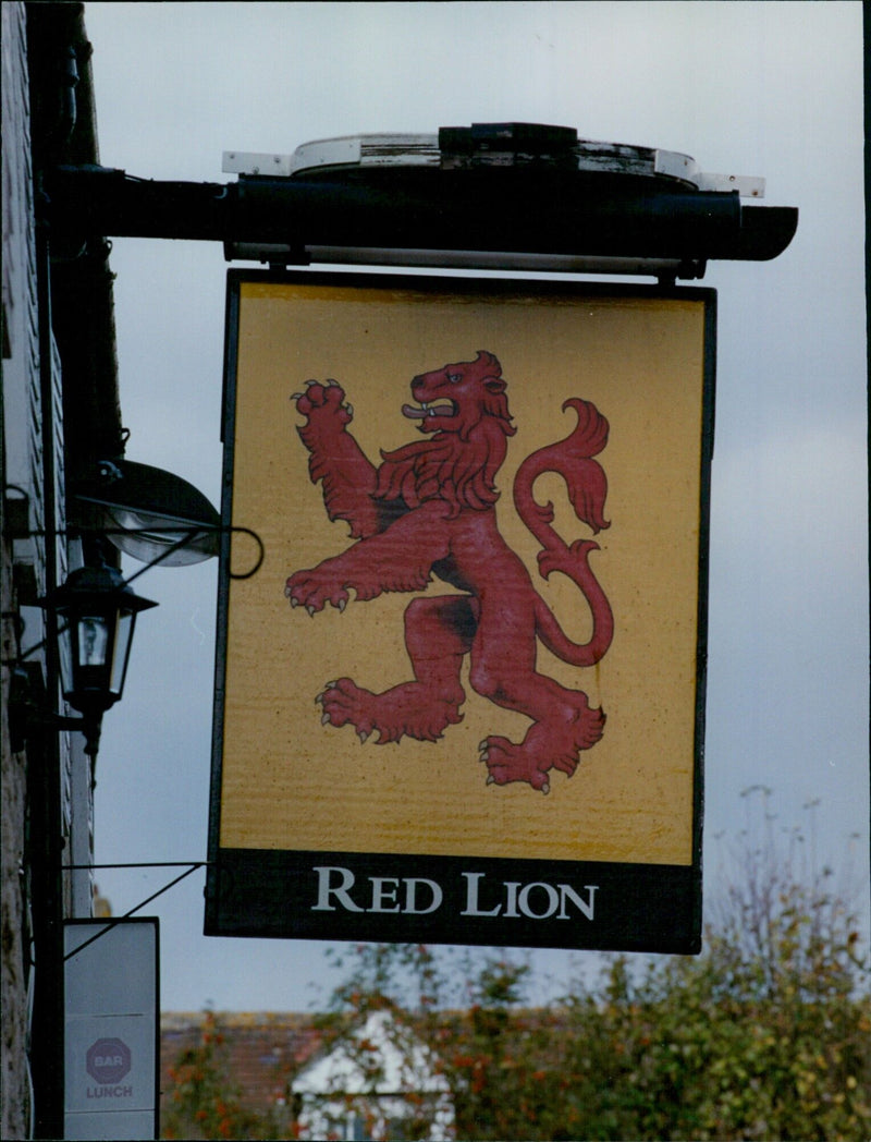 June Girling and Derek Gale enjoy lunch at the Red Lion Pub in Old Marston, Oxfordshire. - Vintage Photograph