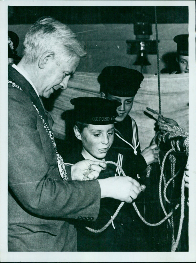 Mayor of Oxford trying his hand at splicing. - Vintage Photograph