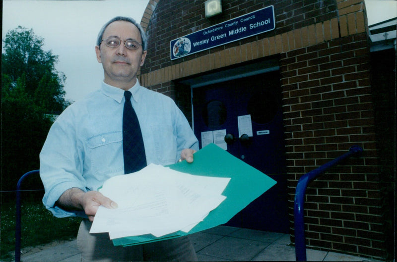 Paul Reast, headteacher of Wesley Green Middle School in Oxford, England, speaks to the press about teaching vacancies at the school before its closure. - Vintage Photograph