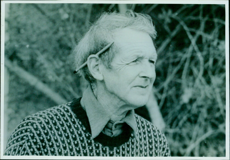 Geoffrey Beesley, boatman at Gudlow, retires after dedicating the club house to his father. - Vintage Photograph