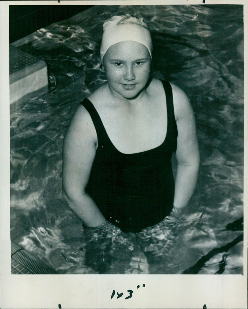 Oxfordshire cricket captain Dennis Banton starts the swimming races at the day's event. - Vintage Photograph