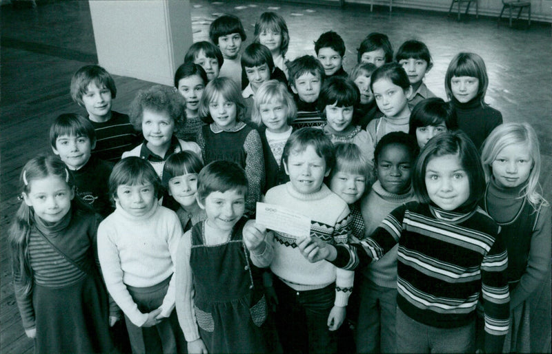 Students from Windmill School in Headington enjoying their lunchtime on February 29, 1980. - Vintage Photograph