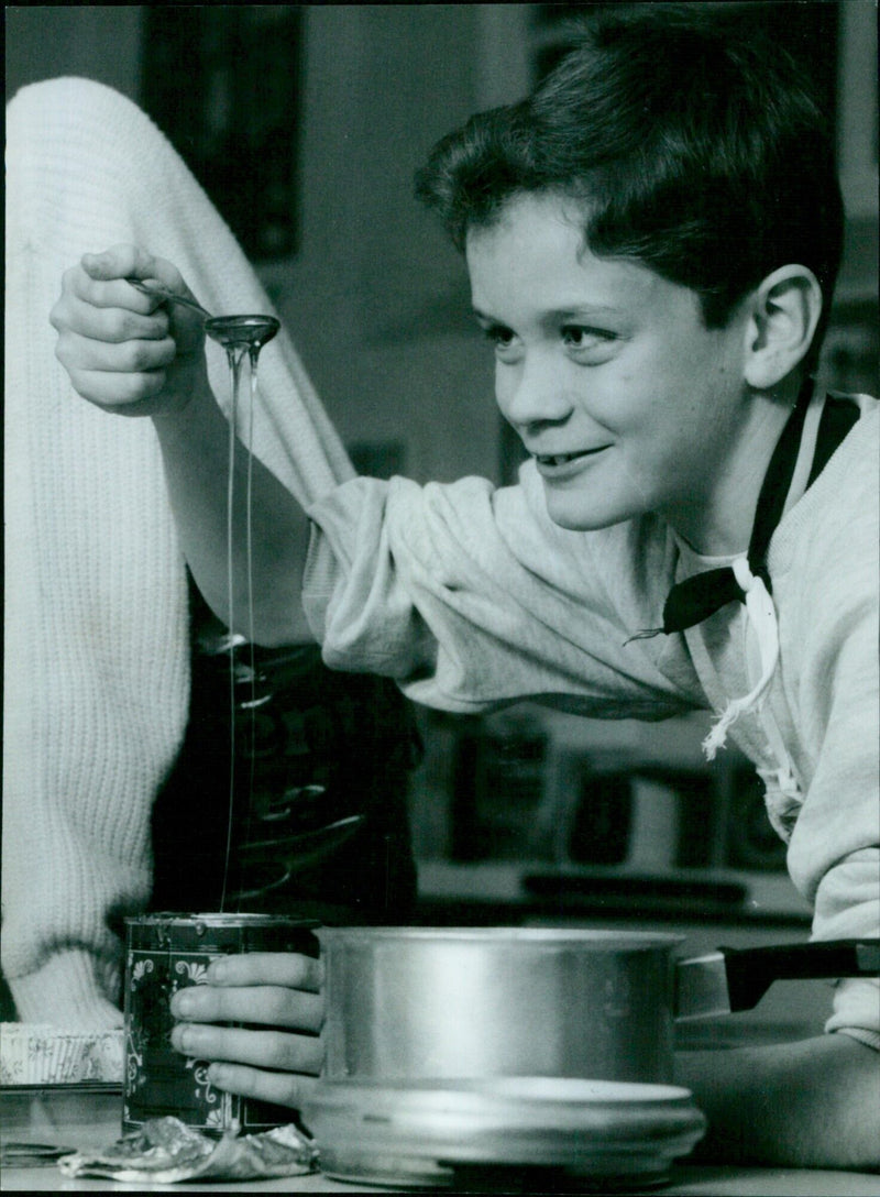 Summertown Middle School pupils learning to cook in the kitchen at Milham Ford School. - Vintage Photograph