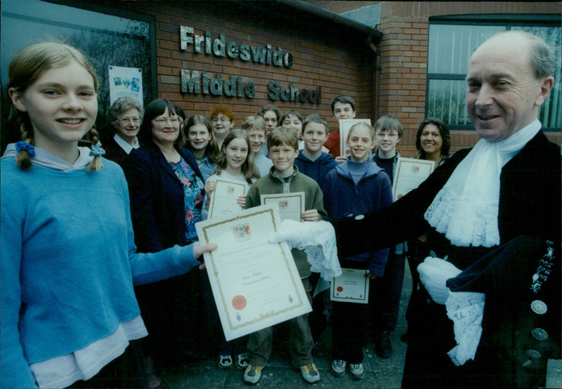 The High Sheriff of Oxfordshire awards certificates to Mock Trials winners at Frideswide Middle School. - Vintage Photograph