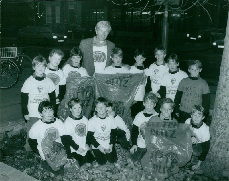 William Pryor, a local resident, poses with some of the Wombles from Summer Fields School in Oxford, England at the Keep Britain Tidy Awards 87. - Vintage Photograph