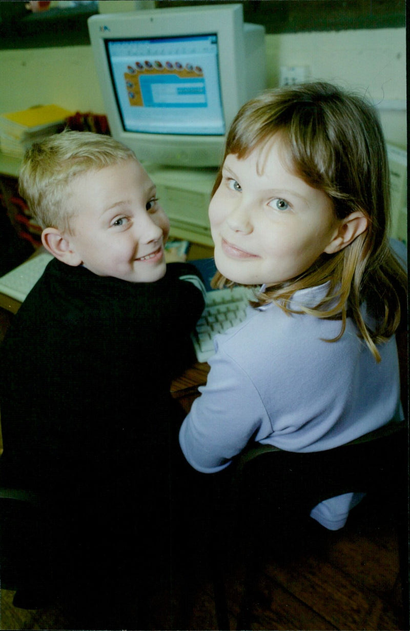 Oxford's Headington Quarry First School receives a donation of £2,000 for new computers. - Vintage Photograph