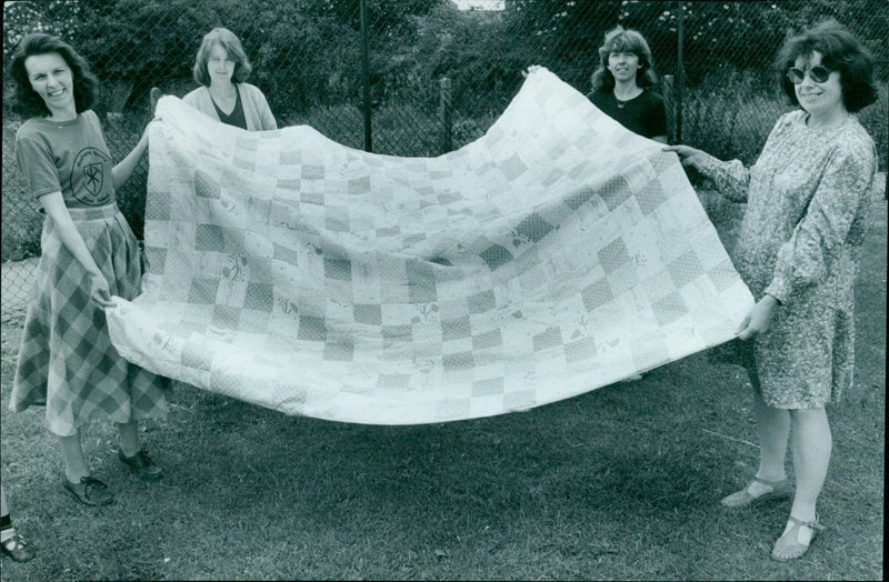 Jodi Quilt performing at Bendiqa r 2211 222 in June 1981. - Vintage Photograph