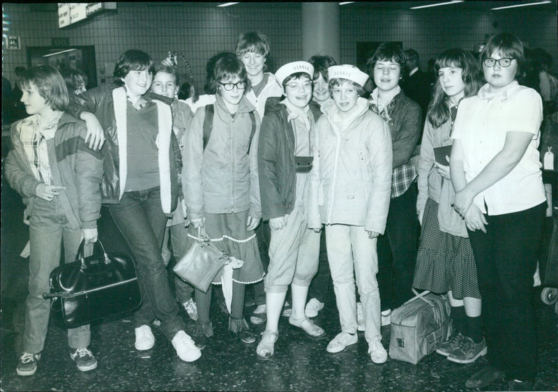 Disappointed students of Oxford High School arrive home after their Mediterranean cruise is cut short due to the Falkland Island crisis. - Vintage Photograph