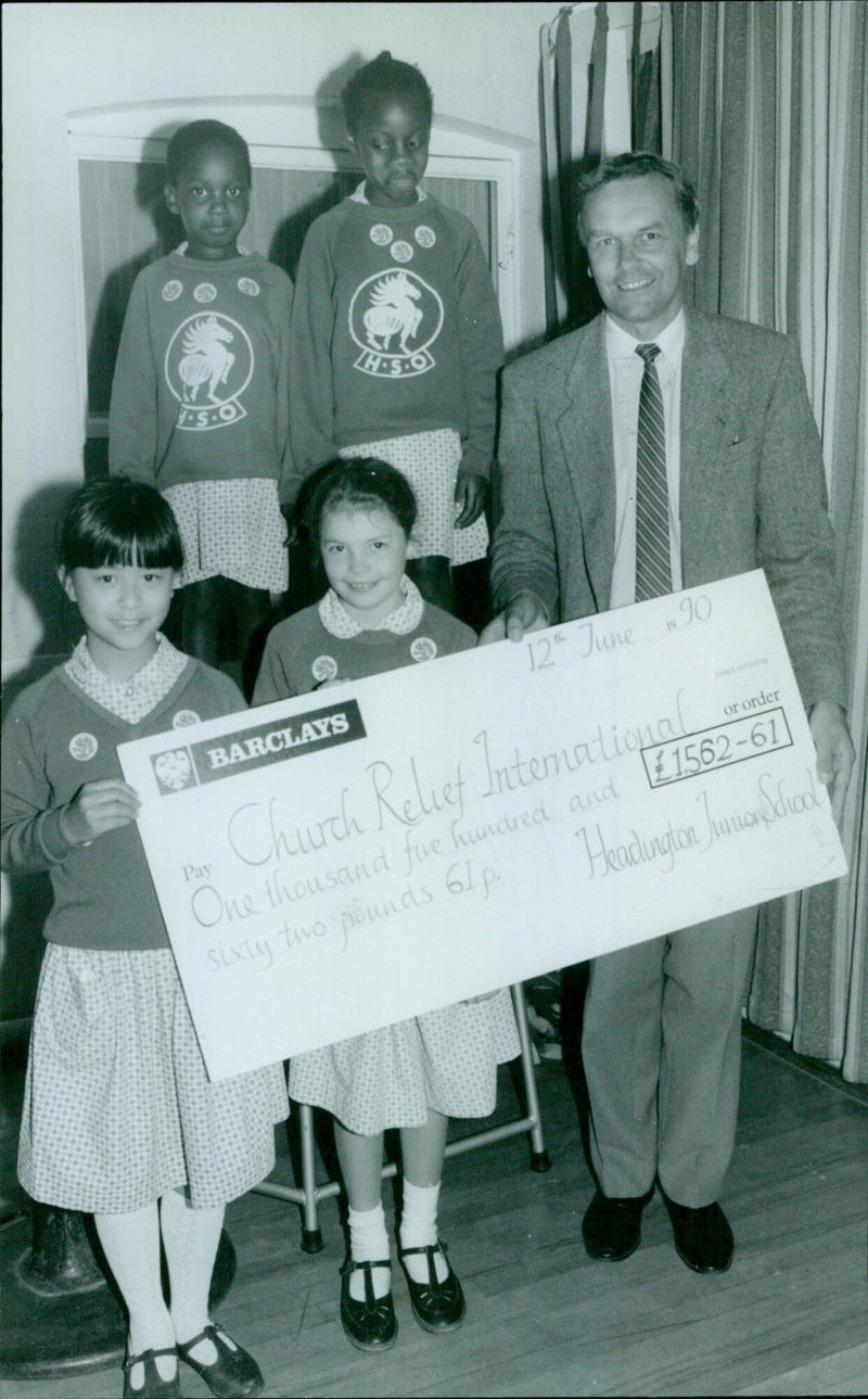 Headington Junior School Head Girls present a cheque to David Freeman for charity. - Vintage Photograph