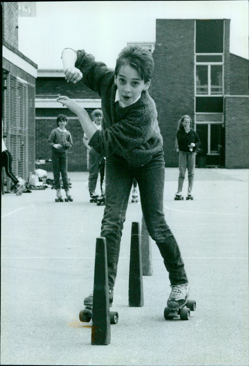 Lisa Bennett, 12, skates for cash at Wesley Green Middle School in Blackbird Leys. - Vintage Photograph