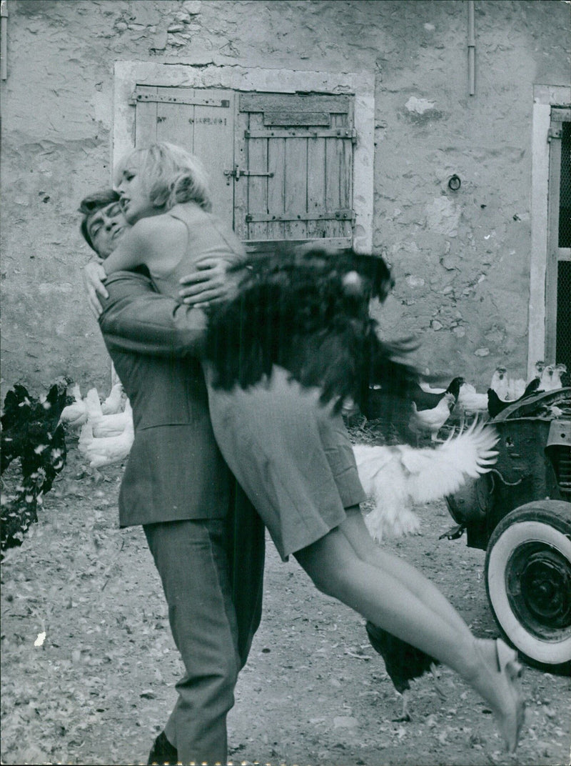 Representatives from NEUEMS WTOIDOIS and COPYRIGHT EPORTERS ASSOCIES meet for a discussion in Paris, France. - Vintage Photograph