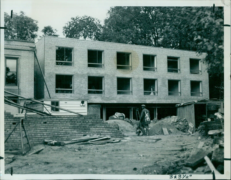 Construction workers making progress on the extension of the Oxford University Department of Education. - Vintage Photograph