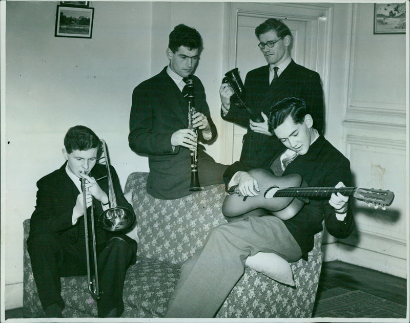 Four Oxford undergraduates perform at the Barton Community Centre. - Vintage Photograph