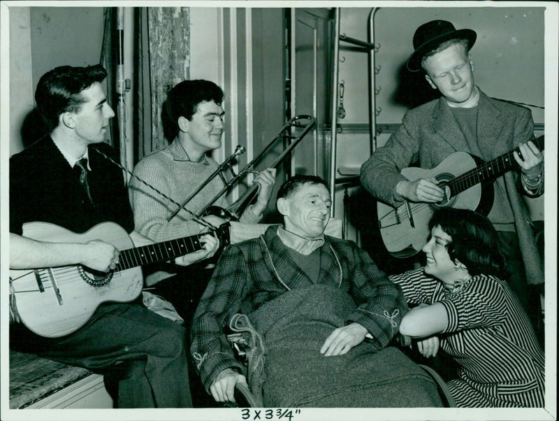 Members of the Ecclesiastical Stampers, an Oxford University skiffle group, entertain patients at the Nuffield Orthopaedic Hospital. - Vintage Photograph