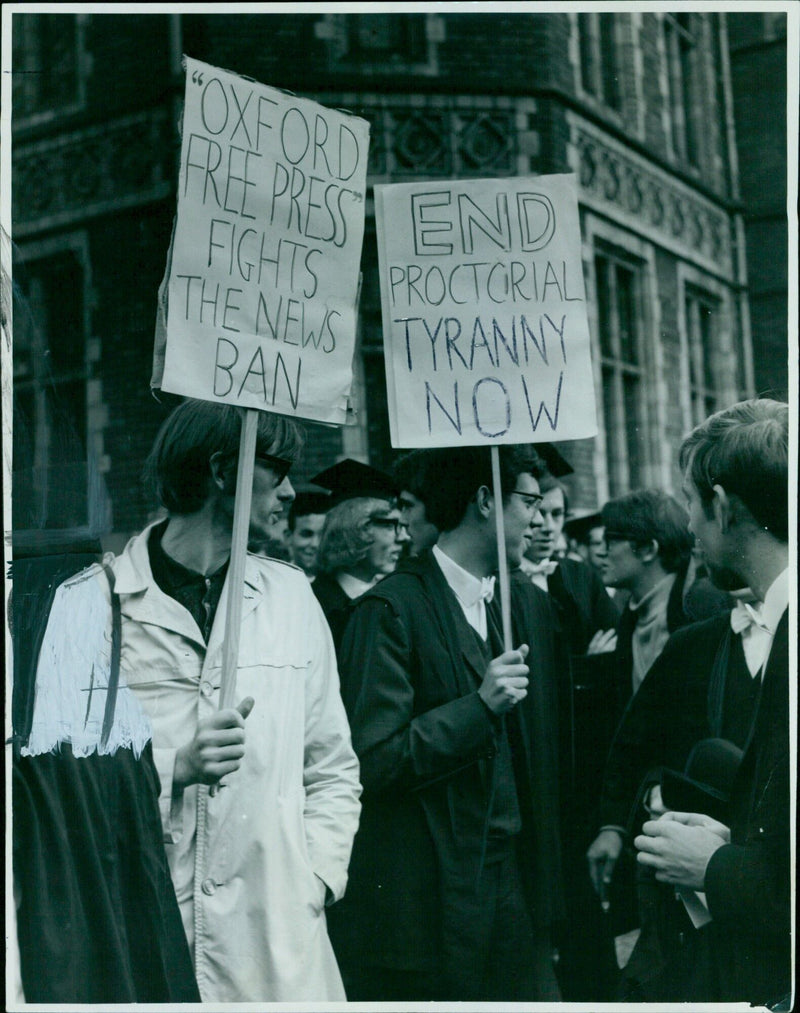 Students of Oxford University demonstrate against proctorial tyranny. - Vintage Photograph