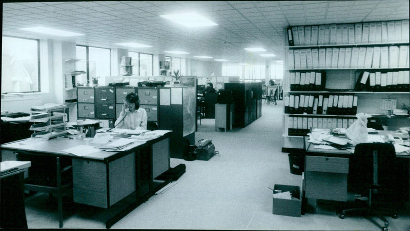 A Faller colxll at YWCA in Gast on December 13, 1985. - Vintage Photograph