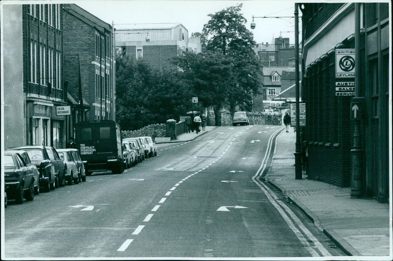 Arrows painted on the road surface in Hythe Bridge Street, Oxford. - Vintage Photograph