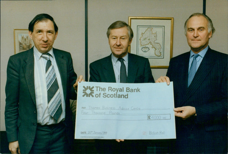 The Royal Bank of Scotland presents a cheque for £4,000 to the Thames Business Advice Centre. - Vintage Photograph