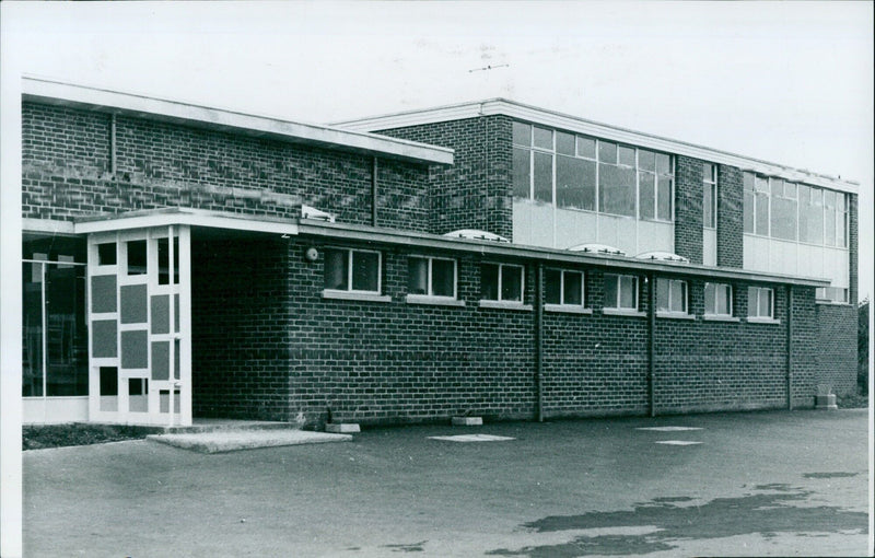 Cutteslowe Infants School unveils a new wing in August 1961. - Vintage Photograph