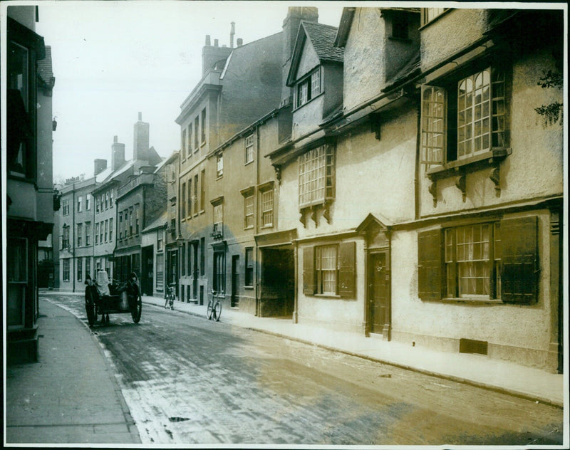 View of Holywell Street in London on August 30, 1919. - Vintage Photograph