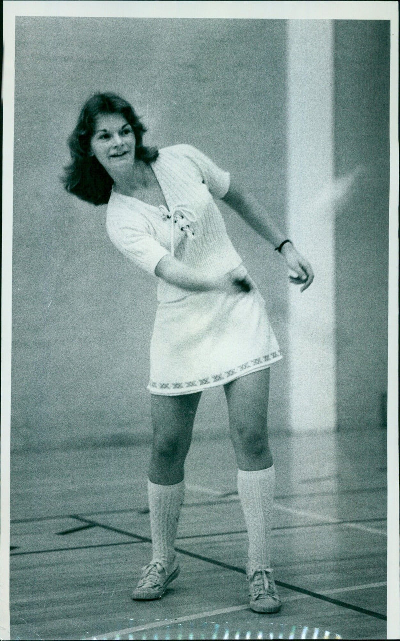 Janet Lawson Mamenemmóni playing badminton at Oxford University gym. - Vintage Photograph