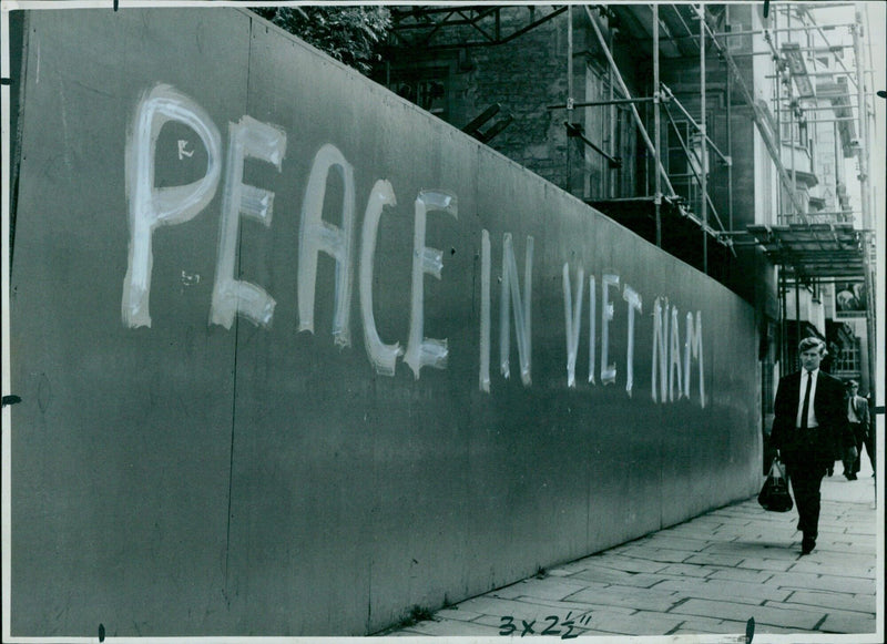 University of Oxford students protest the Vietnam War with slogans on the college walls. - Vintage Photograph