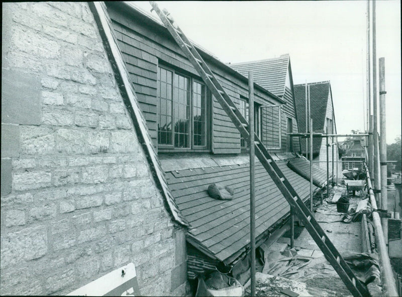 Work on the new roof of St Aldate's School of English in Oxford is almost complete after it was damaged by an arsonist in August 1977. - Vintage Photograph