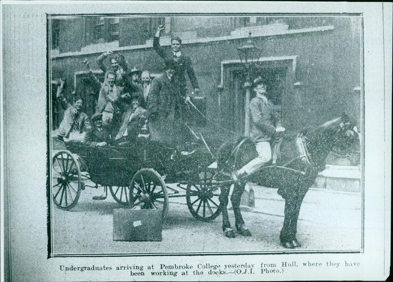 Undergraduates arriving at Pembroke College after working at the docks during the General Strike of 1926. - Vintage Photograph