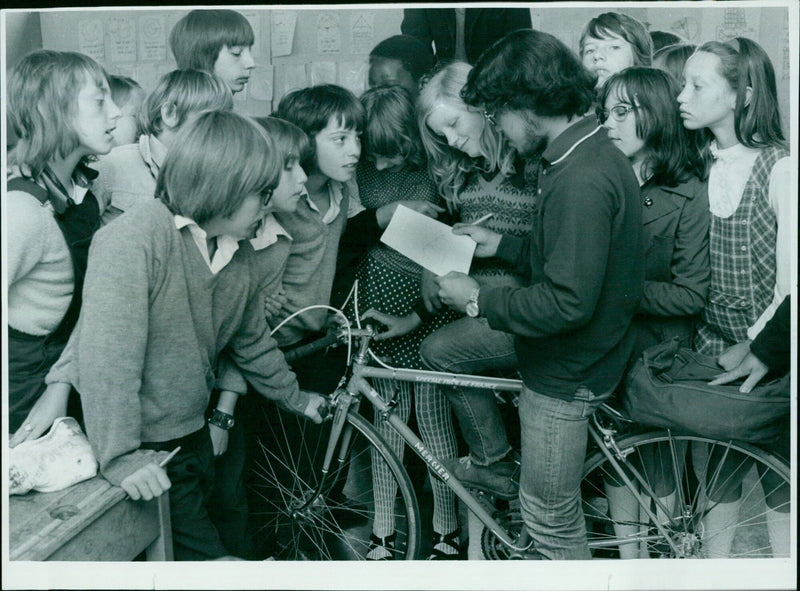 Japanese student Shigeo Kojima stops by Redefield School in Oxford to do sketches of cars for the pupils. - Vintage Photograph