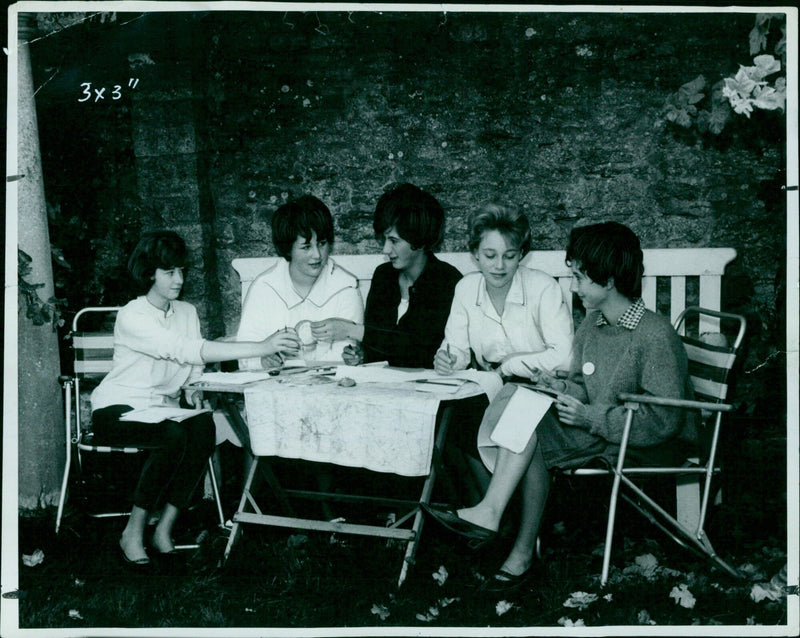 Students attend classes at Temple Cowley School in Oxford, UK. - Vintage Photograph