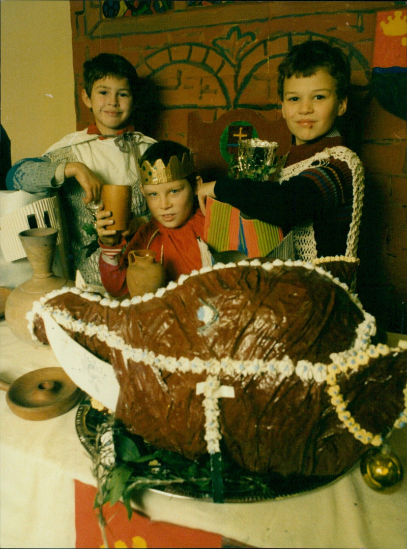 Youngsters at St Francis First School in Oxford celebrate a medieval Christmas concert. - Vintage Photograph