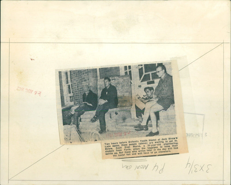 People wait outside Oxford's Youth Hostel two hours before its opening. - Vintage Photograph