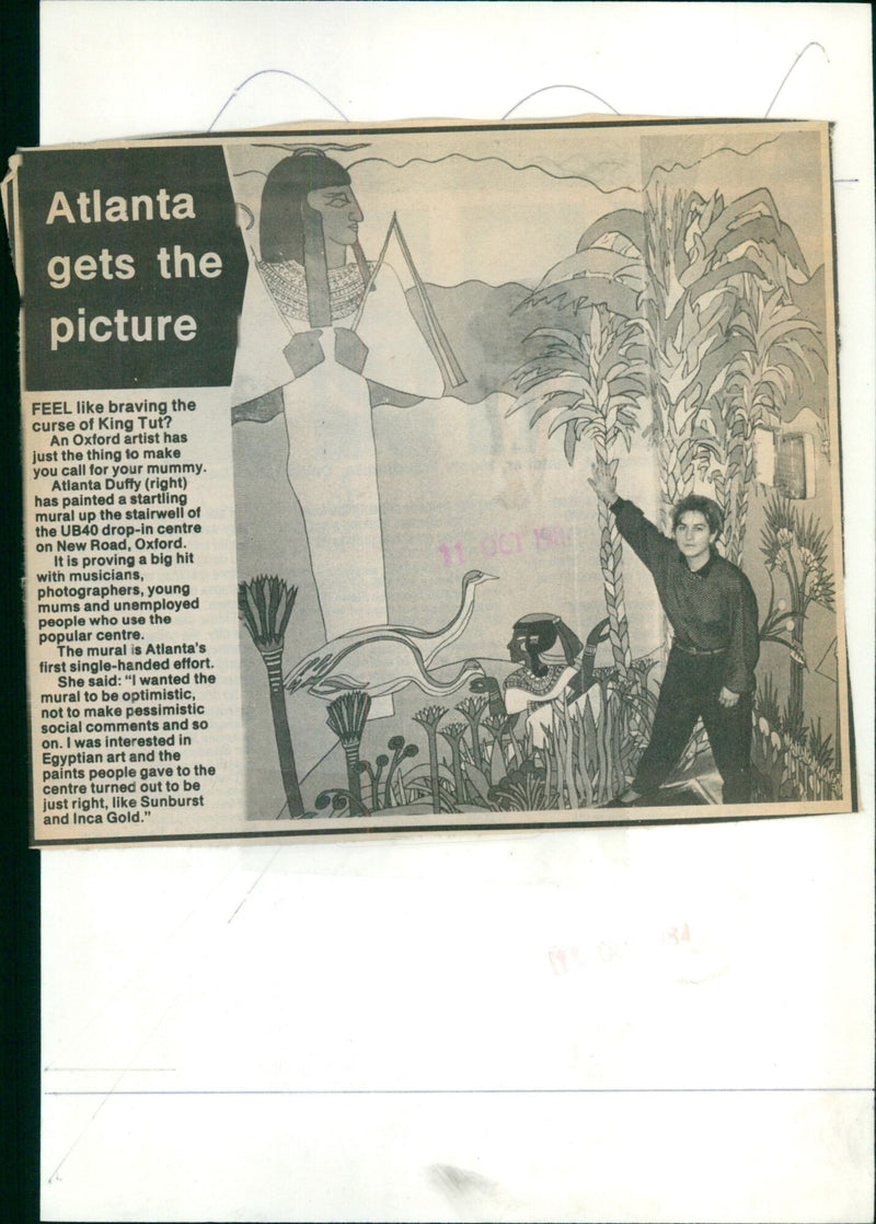 Oxford artist Atlanta Duffy paints a mural at the UB40 drop-in centre in Oxford. - Vintage Photograph