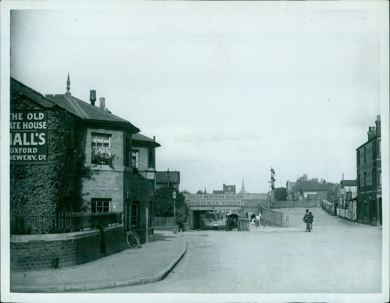 The old Gate House at the Oxford Brewery, formerly a Great Western Railway passenger station. - Vintage Photograph