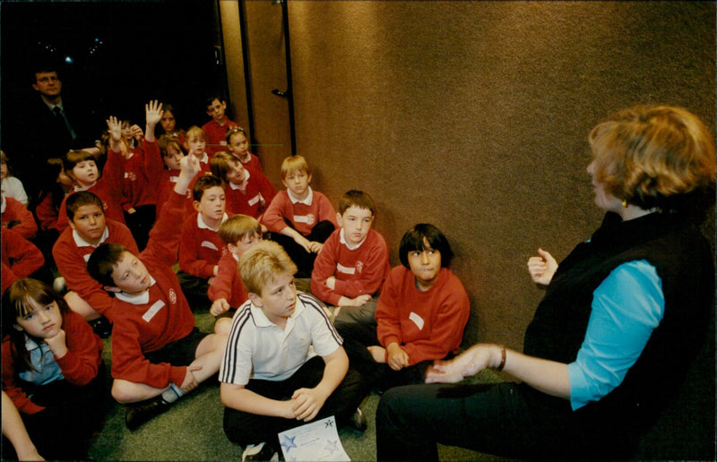 Maggie Bogall talks to pupils at Botley Primary School about how the human body functions. - Vintage Photograph