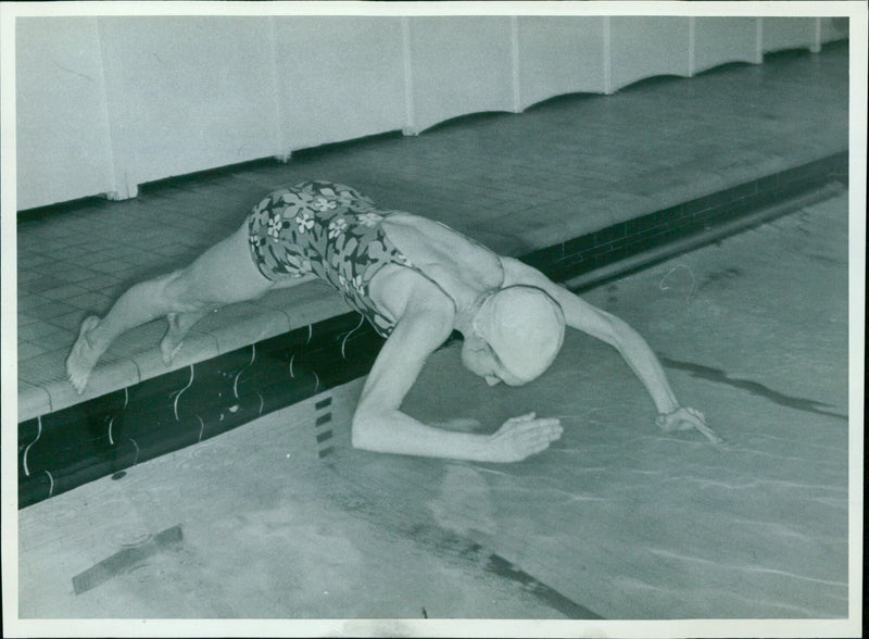 University girls swimming at Temple Cowley Baths in Oxford, England. - Vintage Photograph