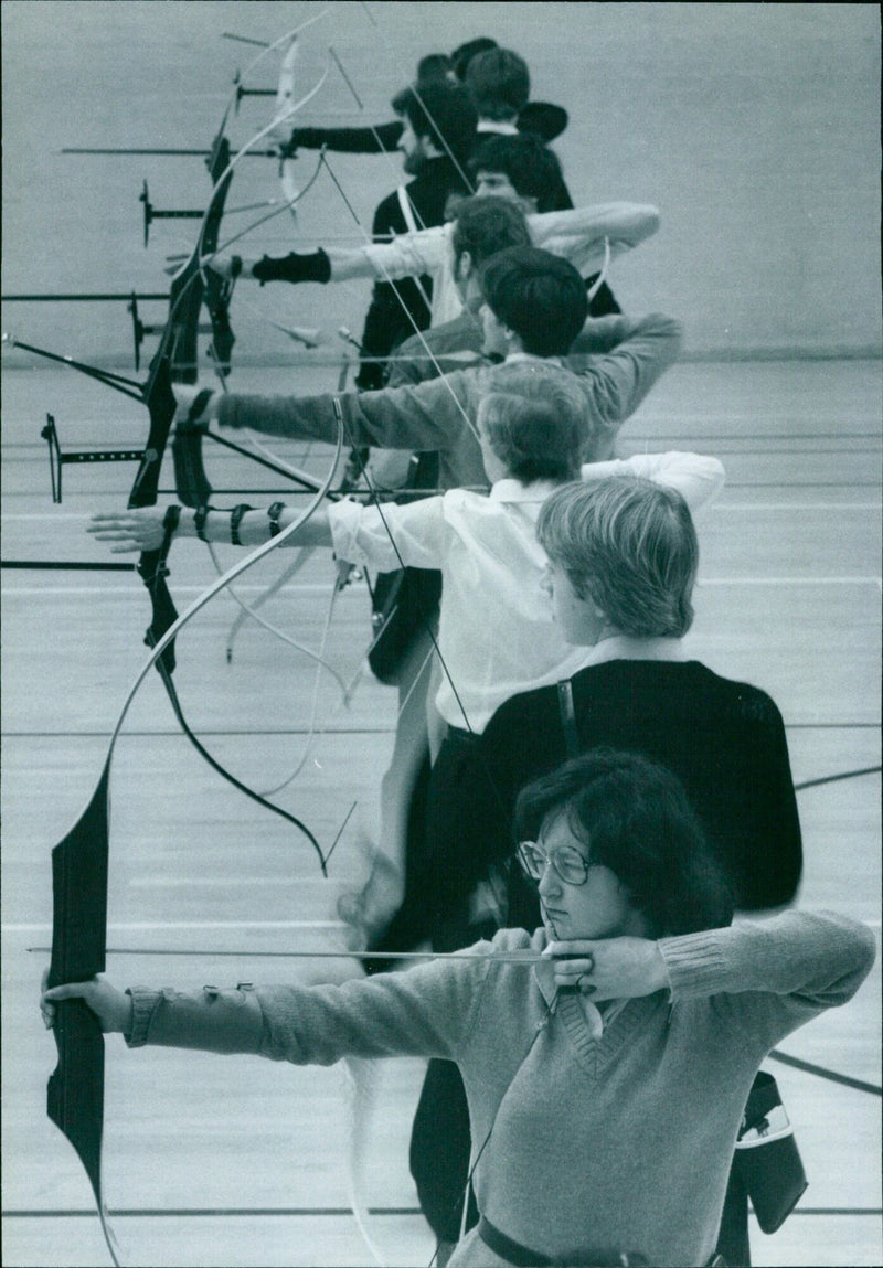 Janice Crane of St Hugh's practices archery at Oxford University. - Vintage Photograph