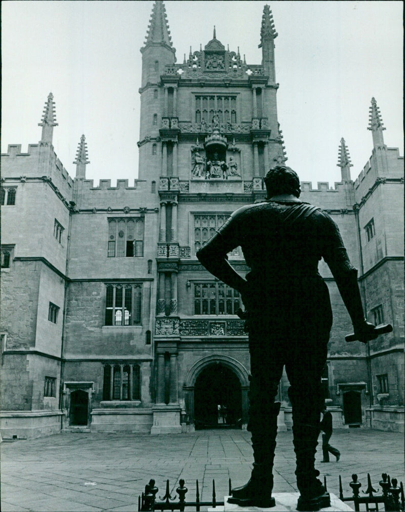 Judges make a depth of lod 60 at the Bodleian Library in Oxford. - Vintage Photograph